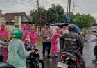Polsek-Balongbendo-dan-Bhayangkari-Bagikan-400-Paket-Takjil-ke-Pengguna-Jalan